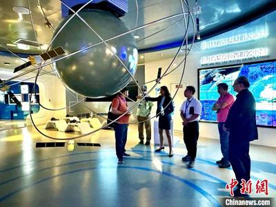 從手工銅燈到北斗衛(wèi)星 巴基斯坦媒體人在新疆見證絲路之“變”